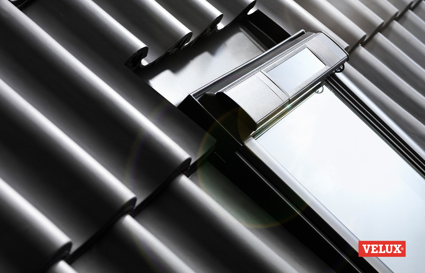 Das VELUX INTEGRA® Solar Dachfenster ist die solarbetriebene Version des bekannten Schwingflügelfensters.